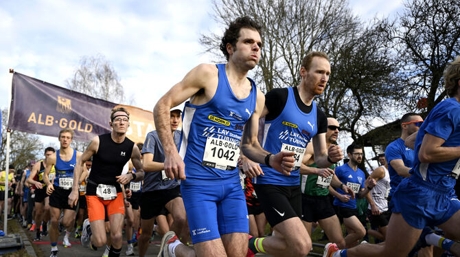 Schon beim Start des 10 km-Laufs der Alb-Gold-Serie war der spätere Sieger Lorenz Baum (Mitte, rechts LAV-Tübingen-Teamkollege B