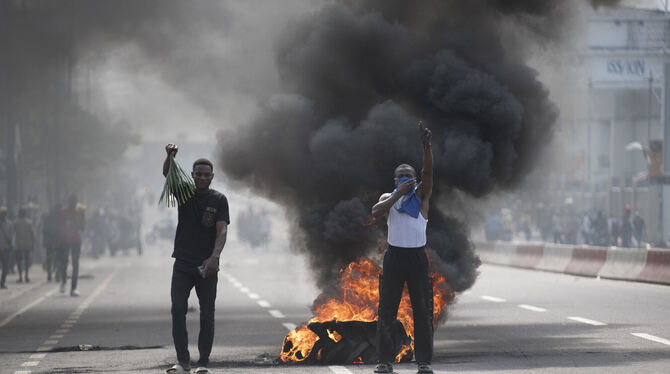 Demokratische Republik Kongo, Kinshasa: Menschen protestieren gegen das Vordringen der von Ruanda unterstützten M23-Rebellen in