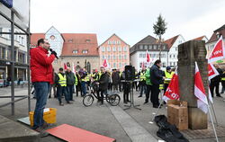 Streikende Busfahrer demonstrieren auf dem Reutlinger Marktplatz für mehr Geld und bessere Arbeitsbedingungen. 