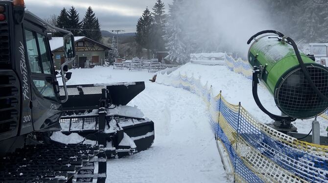 Schneekanone, Holzelfingen, Wintersport Eine von zwei Schneekanonen, die Anfang des Jahres für Skispaß in Holzelfingen möglich machten.
