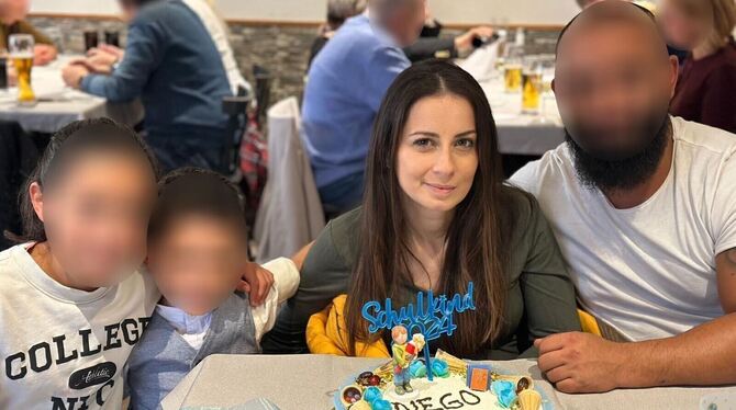 Ms Mama aus Gomaringen Eine stolze Mama posiert auf der Einschulung ihres Sohnes für ein Foto: Gefallen tun Sara die meisten Bilder wegen ihrer hängend