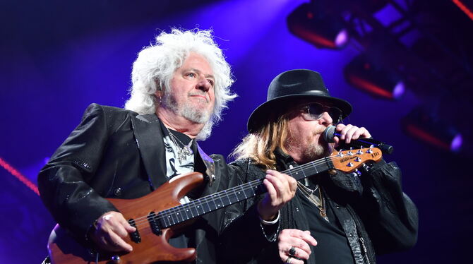 steve lukather joseph williams toto night of the proms schleyerhalle foto mey Steve Lukather (links) und Joseph Williams beim Auftritt mit Toto bei der Night of the Proms in der Stuttgarter Schleyerhalle.