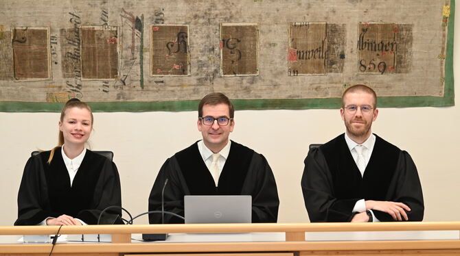 Neue Richter auf Probe Amtsgericht Reutlingen Celine Eich (links) und Matthias Szantay (rechts) haben ihren Dienst als Richter auf Probe angetreten. Darüber freut sich in der