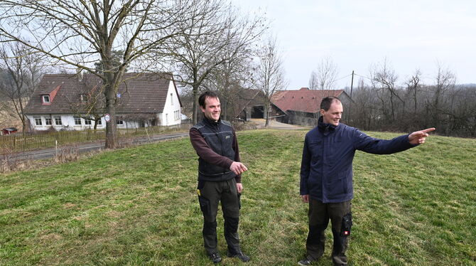 Hofgut Alteburg Da soll einmal der neue Milchviehstall stehen, zeigen die neuen Pächter der Alteburg, Martin Kuttler (links) und Johannes Braun.