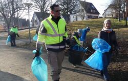  Zwei von 90: Beim Wannweiler Markungsputz haben engagierte Bürger achtlos weggeworfenen Abfall ein-gesammelt. FOTO: SANDER