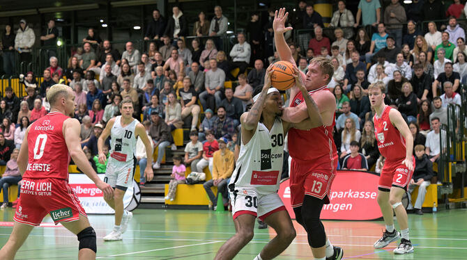 1. RL, 1. Regionalliga, Basketball, DBB, Maenner, Saison 2024/25, Suedwest, TSG Solcom Ravens Reutlingen Wie hier im Hinspiel lieferten sich Ravens-Center-Hüne Jay Turner (links, mit Ball) und der ehemalige Nationalspieler Johannes L