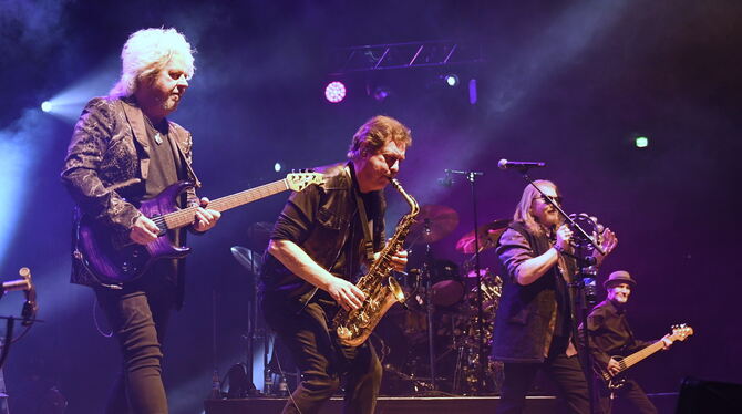 TOTO am 19.2.2025 in der Porsche-Arena Stuttgart Ziemlich viel Perfektion: Steve Lukather, Warren Ham, Joseph Williams und John Pierce (von links) beim Toto-Konzert am Dienstag