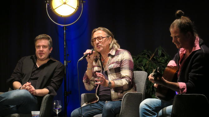 michael kobr dieter thomas kuhn philipp feldtkeller kino museum tübingen foto akr DTK singt, Philipp Feldtkeller spielt, Michael Kobr lauscht: Musikeinlage beim Auftritt im Kino Museum.