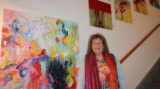 Simone Möck vor ihrem Acrylgemälde »Nexus« Simone Möck vor ihrem Acrylgemälde »Nexus I«, einer Collage der unterschiedlichsten Materialien.