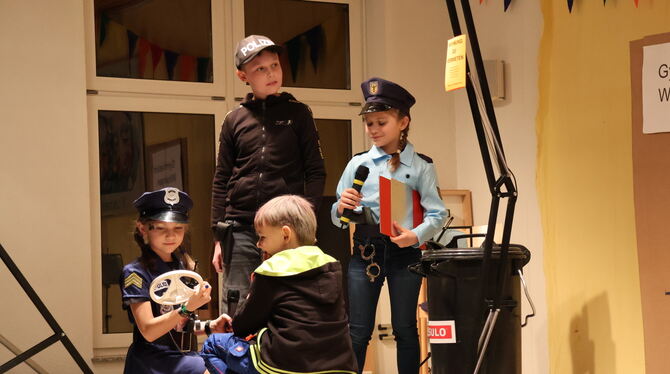Schlangafangerball Wilsingen Die Dritt- und Viertklässler beschäftigten sich in einem Sketch mit Polizeiarbeit