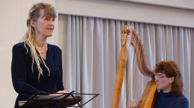 Konzert Gerlinde Sämann (Sopran) und Vincent Kibildis (Harfe) bei ihrer Wintermusik-Matinee im Reutlinger Spitalhofsaal.
