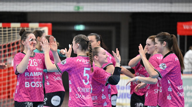 1.HBL / Saison 2024/2025 / 2024/25 / Handball Bundesliga / 1. Bu Metzinger Freude über die Festigung des fünften Tabellenplatzes: (vorne, von links) Svenja Hübner, Marie Stumpf, Katharina Golda