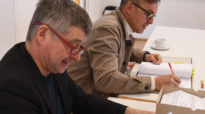Nehren Wahl Nehrens Bürgermeister Egon Betz (links) führt in seiner Gemeinde am Wahltag persönlich Buch.