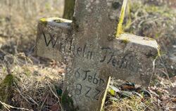 Die Inschriften des sogenannten Pfeiffersteins sind zwar verblasst, doch man kann sie noch entziffern: Wilhelm Pfeifer, 26. Febr