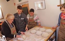 Wer Krustenbrot will, muss den Teig immer wieder zur Mitte ziehen und ihn dann beim Backen aufbrechen lassen.