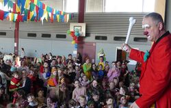 Der Clown Knöpfle hat beim Walddorfhäslacher Kinderfasching einen Knochen statt einem Zauberstab.  FOTO: SANDER