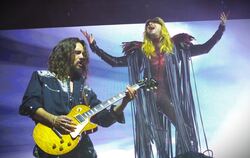 Tokio Hotel in Action: Bill Kaulitz (rechts) hebt stimmlich ab, Zwilling Tom erdet mit der Gitarre
