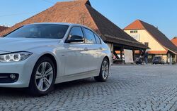 Diese Frau fährt im Schritttempo über den Metzinger Kelternplatz. Andere fahren dort deutlich schneller auf der Spielstraße.