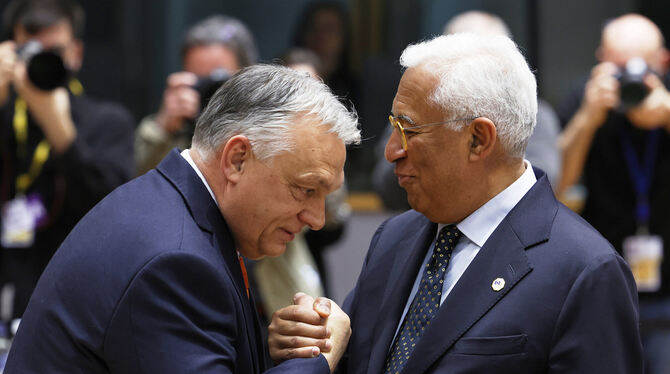 Ukraine, Russland, USA, Antonio Costa, Viktor Orban Ungarns Ministerpräsident Viktor Orban (links) spricht mit dem Präsidenten des Europäischen Rates Antonio Costa während eines ru