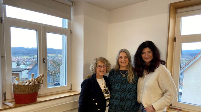 Atelier am Schloss Kunst Striegler Jakobi Scholz-Breznay Die drei Künstlerinnen Livia Scholz-Breznay, Annette Jakobi und Henriette Striegler (von links) haben sich in ihrem neuen Atelie