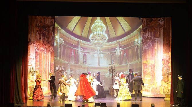 Tolles Treiben auf dem Maskenball in »Das Phantom der Oper«. FOTO: WEISS Tolles Treiben auf dem Maskenball in »Das Phantom der Oper«. FOTO: WEISS