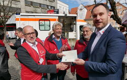 AWO-Chef Uli Högel (links) hat am gestrigen Dienstag von Michael Schmidt vom DRK-Ortsverein den Fahrzeugschein für das medmobil 