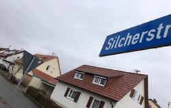 Die Kabel der Hausanschlüsse in der Kusterdinger Silcherstraße, die bislang über die Dächer verlaufen, sind störanfällig. Deshal