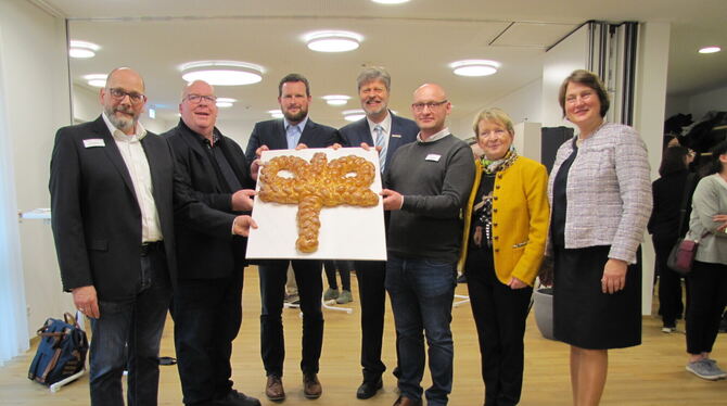 Symbolische Schlüsselübergabe Seniorenzentrum Walddorfhäslach Symbolische Schlüsselübergabe für den Erweiterungsbau des Altenpflege- und Seniorenzentrums in Walddorfhäslach.