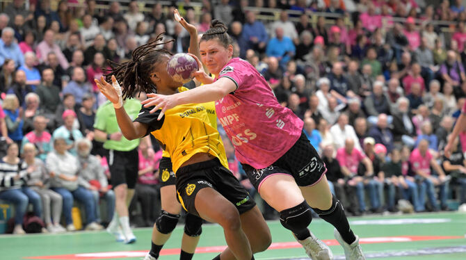 Handball / DHB / HBF / Frauen / 1.Bundesliga / DHB-Pokal / 19.Ligaspieltag / Saison 2024/2025 Metzingens Kreisläuferin Svenja Hübner (mit Ball) setzt sich gegen die Dortmunderin Deborah Lassource durch.