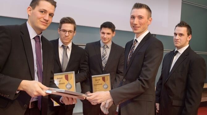 Eine  Gruppe  von  Informatikern  erhielt von Daniel Bluast (links) von der Sonnenbühler Firma AICOMP einen Preis für ihre gelun