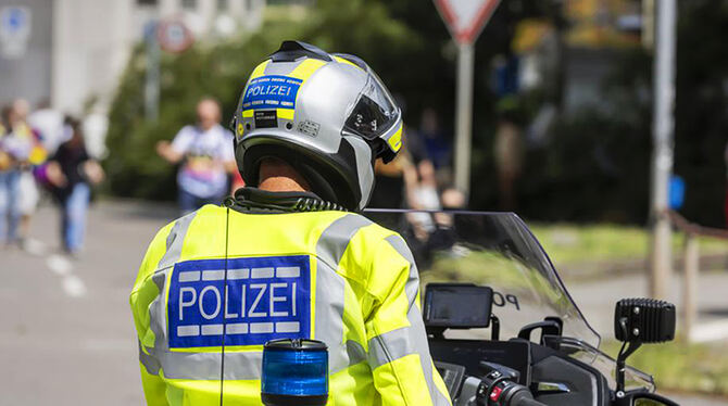 Die Polizei wird die Demos begleiten – und voneinander fernhalten. FOTO: IMAGO Die Polizei wird die Demos begleiten – und voneinander fernhalten. FOTO: IMAGO