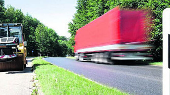 Die Bundesstraße 312 ist eine wichtige Verkehrsverbindung - und eine der Lebensadern der Albgemeinden. Zwischen Engstingen und Bernloch pulsiert sie wieder.
FOTO: BAIER