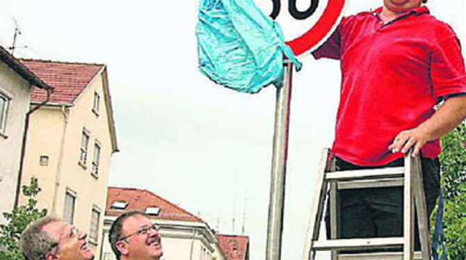 Betzinger Enthüllungen, aufmerksam beobachtet von Ordnungsamts-Chef Reinhold Bantle (links) und Bezirksbürgermeister Thomas Keck (Mitte).
GEA-FOTO: PACHER