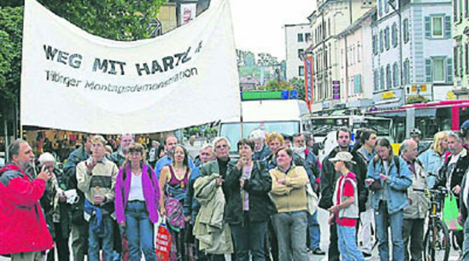 Gegen Sozialabbau und Hartz IV: Der Tübinger Demo-Zug auf dem Weg zur Neckarbrücke.
GEA-FOTO: JK