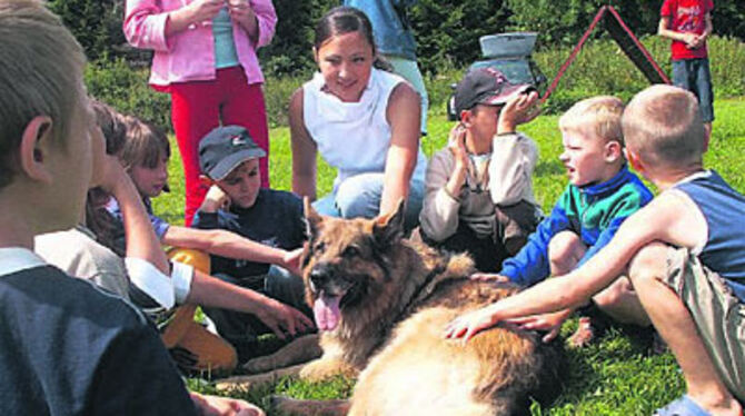 Tinka war der Liebling. Die jungen Besucher aus Oserany überhäuften die Hündin mit Streicheleinheiten.
FOTO: LPT