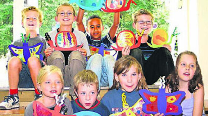 Kunterbunte Schmetterlinge, Fische und Schnecken - solche Basteleien lernen die Kinder bei der AWO. Und noch viel mehr.
GEA-FOTO: HD