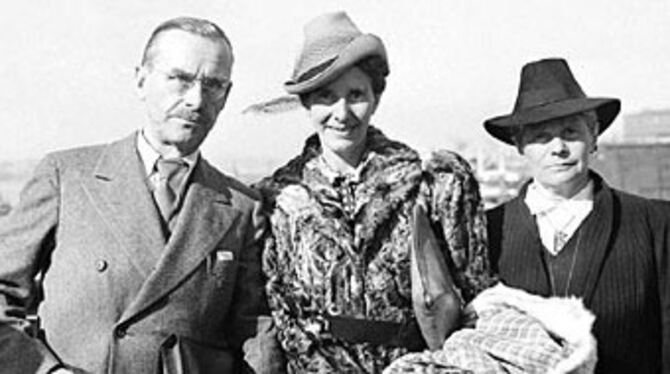 Thomas Mann und »seine« Frauen: mit Tochter Erika (Mitte) und Ehefrau Katja an Bord des Passagierschiffes Washington bei der Ankunft in New York 1938.