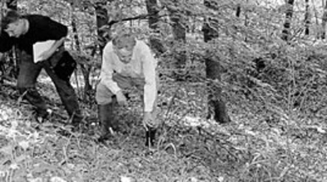 Frank Schüler (links) und Burgenforscher Christoph Bizer im Graben der bisher nur duch die Sage  bekannten Burganlage - dem »versunkenen Schloss« am Urselberg.
FOTO: MEYER