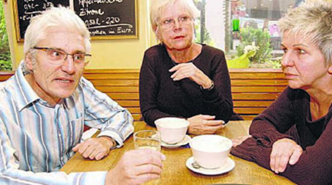 Uli Franz, Karin Zäh (Mitte) und Gabriele Janz zogen Bilanz des ersten »Neigschmeckt-Marktes«. Und zusammen mit Florian Müller wird bereits heute an einer Neuauflage im kommenden Jahr gebastelt.
FOTO: MARKUS NIETHAMMER