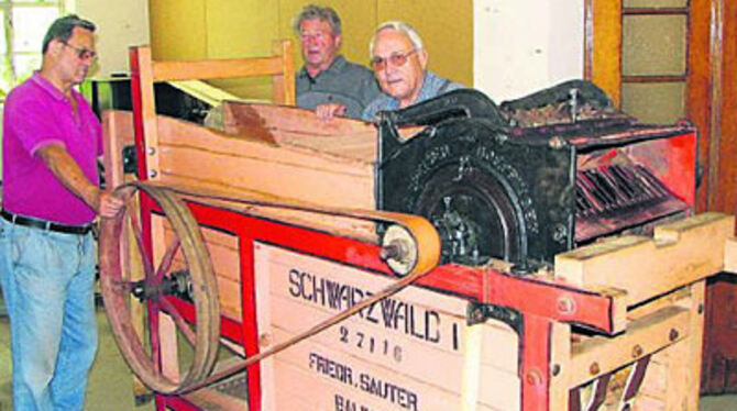 Lange stand die Maschine vergessen in einem Eck: Lothar Windhösel, Manfred Pflumm und Siegfried Deiß (von links) haben sie wieder in Ordnung gebracht.
FOTO: PETRAT