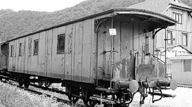 Rund 150 Jahre hat der Eisenbahnwagon auf dem Buckel. Vier Jahre, so die Schätzungen, müssen die Honauer Bahnhofsfreunde schuften, bis man der Rarität das nicht mehr ansehen wird und sie wieder fahrbereit ist.
FOTOS: DIET