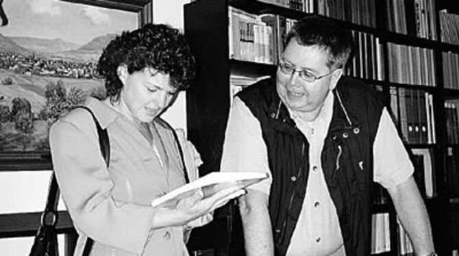 Ute Vogt und der Leiter des Arbeitskreises Stadtgeschichte, Peter Rogosch, im Klosterhof 13.
GEA-FOTO: FÜSSEL