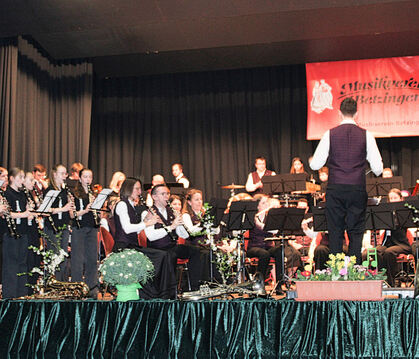 Am Ende konnte die Bühne die große Anzahl der Musikerinnen und Musiker kaum fassen.