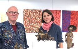 Friedhelm Wolfrat und Stephanie Binding in Wolfrats Atelier in der Reutlinger Gustav-Wagner-Straße. Vorn Bindings Skulpturen, hi