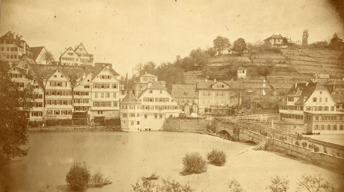 Neckar mit Hochwasser im Mai 1872 (links) und Blick auf die alte Neckarbrücke, historische Aufnahme von 1877. FOTOS: STADTARCHIV