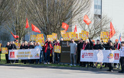 Kundgebung beim Mercedes-Benz-Logistik-Center Reutlingen am Donnerstag im Rahmen der Tarifrunde des Kfz-Handwerks Baden-Württemb