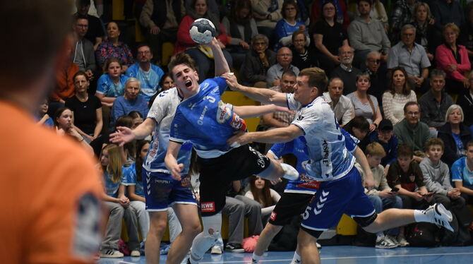 3. Liga Handball Vfl Pfullingen Salamander Kornwestheim Legt einen überzeugenden Auftritt hin: Der fünffache Torschütze Fynn Hofele (mit Ball).