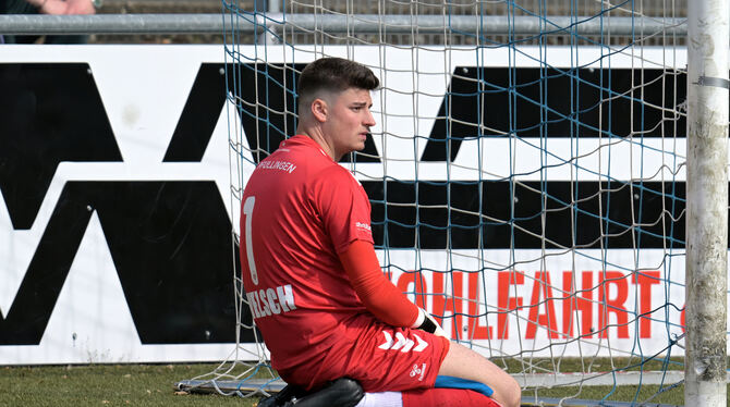 Fussball, Maenner, Saison 2024/25, VL, Verbandsliga, Wuerttemberg, wfv Komplett bedient: Pfullingens Keeper Martin Welsch.