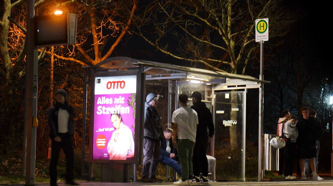 Die Bushaltestelle in der Nähe des Reutlinger Kreuzeichstadions bei Nacht: Sie wird beleuchtet vom Werbeplakat (Citylight). Der