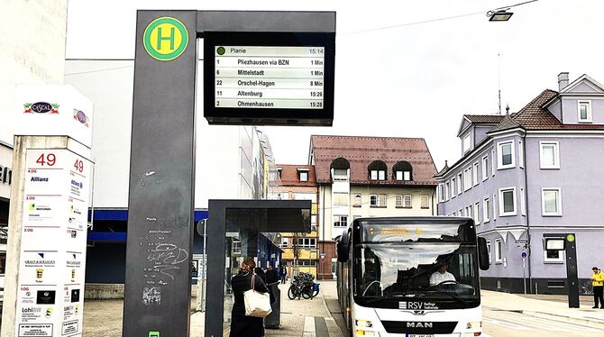 Diese Bushaltestelle an der Reutlinger Planie ist gut ausgestattet. Sie hat eine digitale Fahrplananzeige, eine Beleuchtungsschi